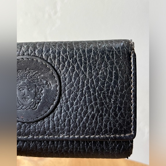 Versace Medusa Black Leather 6 Key Holder - Picture 3 of 16